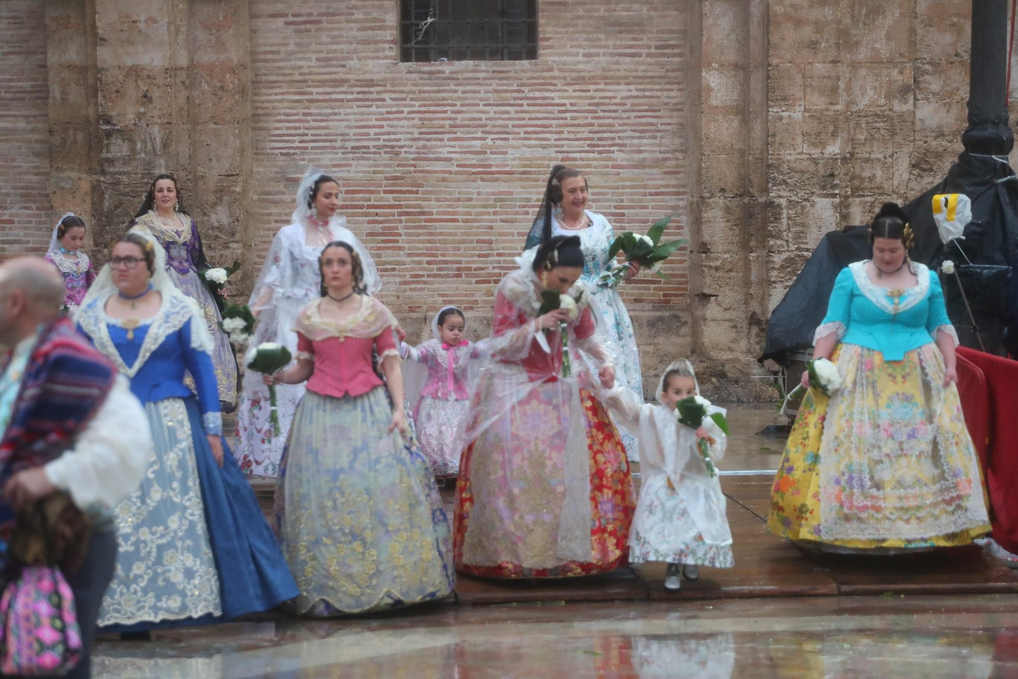 Búscate en el primer día de ofrenda por la calle de la Paz (entre las 18:00 a las 19:00 horas)