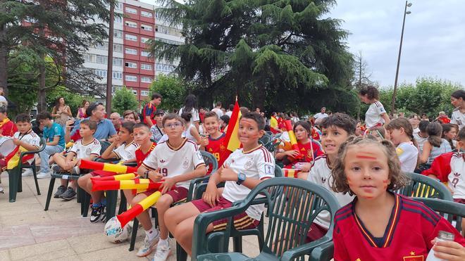 EN IMÁGENES: Piedras Blancas se echa a la calle para vivir el triunfo de España en el Mundial