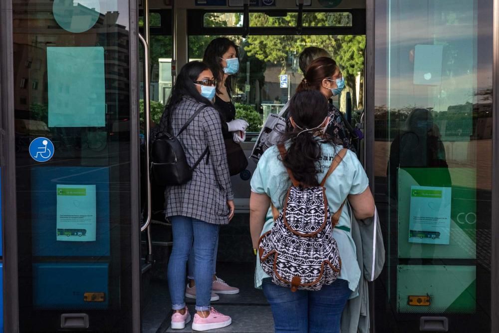 Los viajeros se resignan a llevar  mascarilla en el transporte público