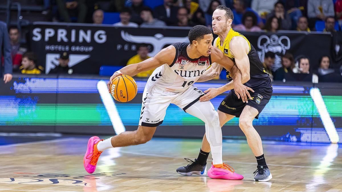 Huertas defiende a Pantzar en el Canarias-Bilbao de la primera vuelta.