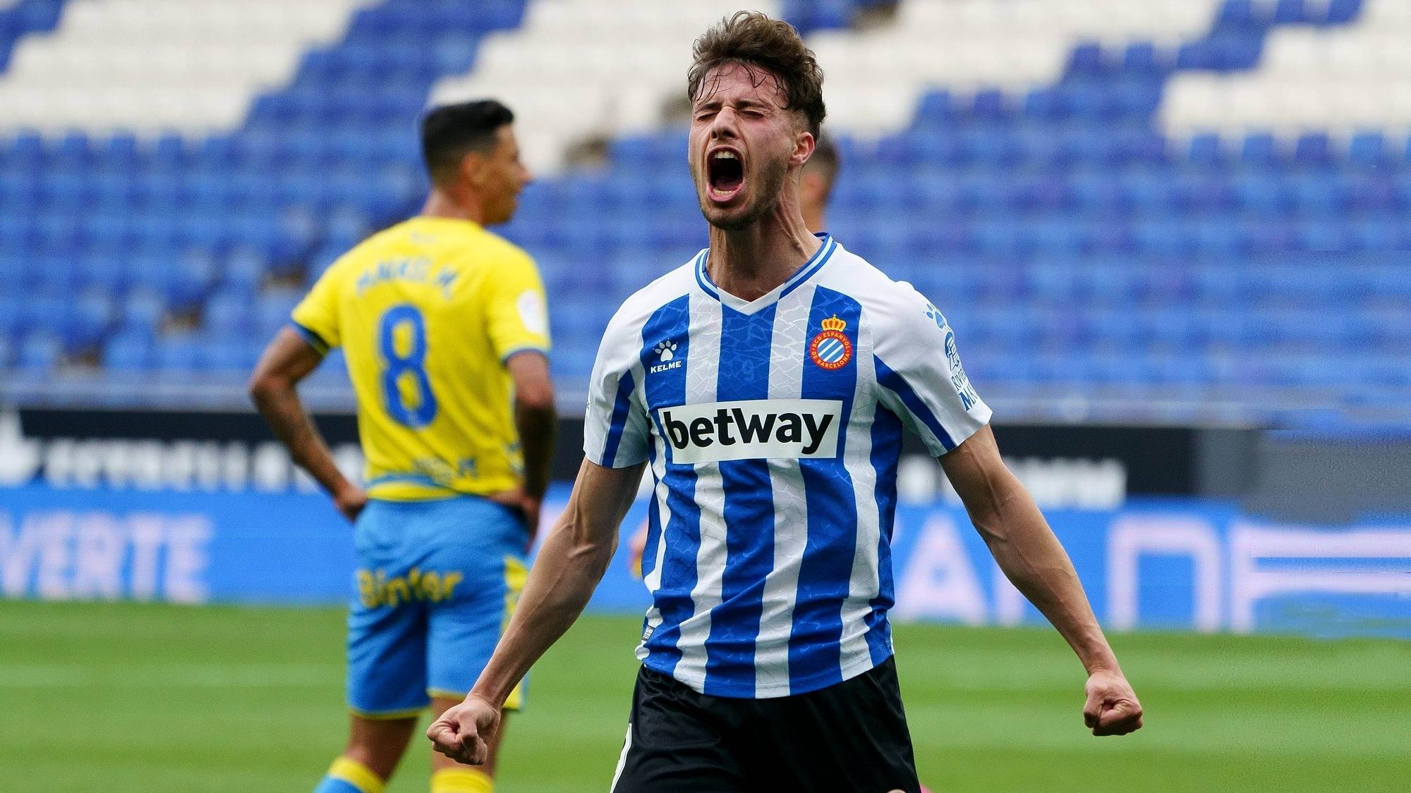 Javi Puado celebra con efusividad uno de sus tres goles de esté sábado en Cornellà.