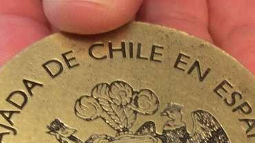 Anverso y reverso de la medalla entregada por el embajador de Chile. // G.Núñezx