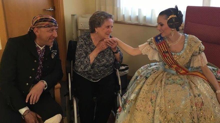 Azzati se reencuentra con Paquita, su fallera más ilustre