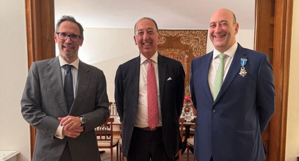 Laborda ejerce como contable en Atenas.