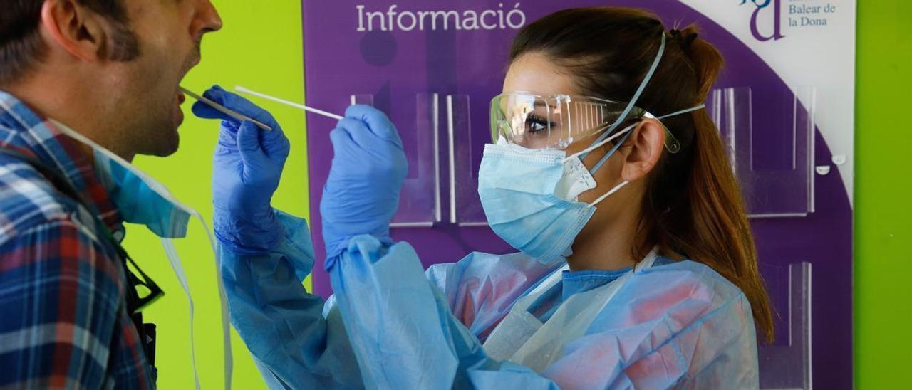 Archivo - Un sanitario realiza una prueba de coronavirus.