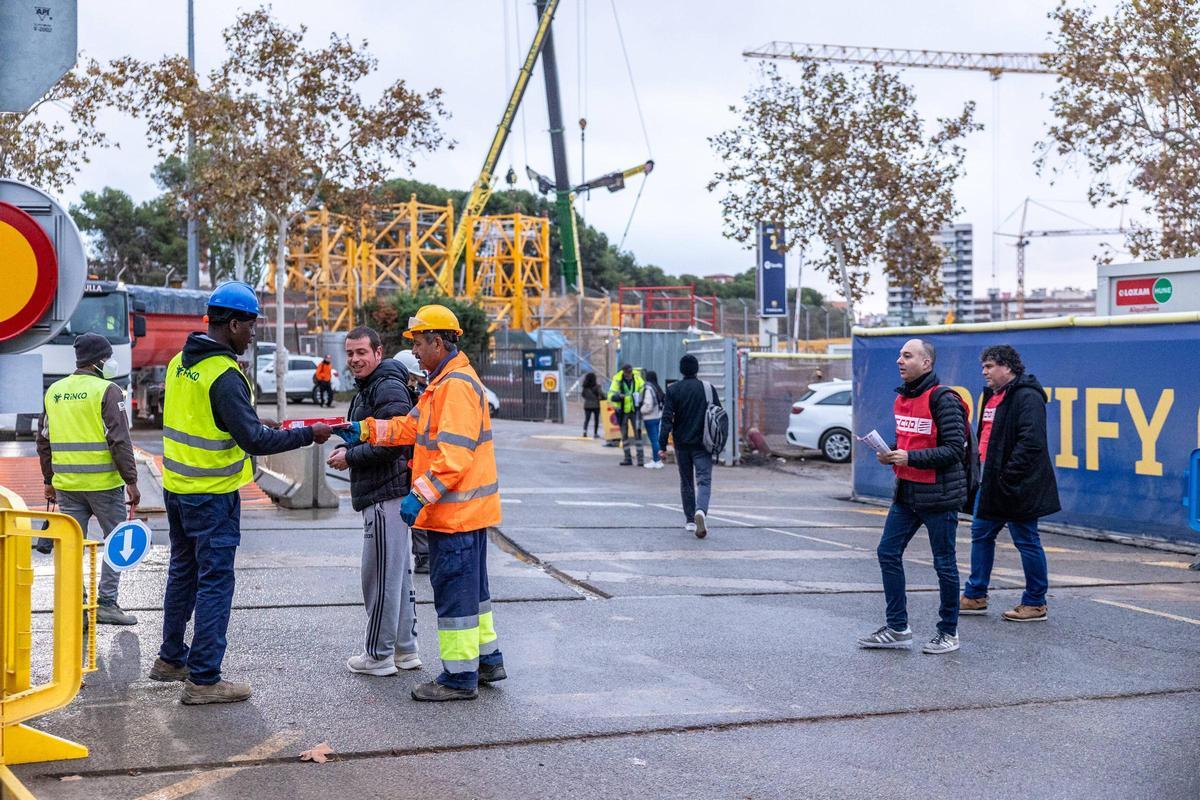 Los sindicatos van al Camp Nou a asesorar a los trabajadores de las obras