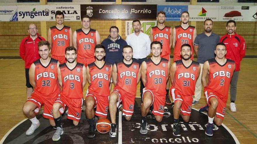 Plantilla del Porriño Baloncesto Base, que mañana debuta en la Liga EBA en Salamanca. // Alba Villar