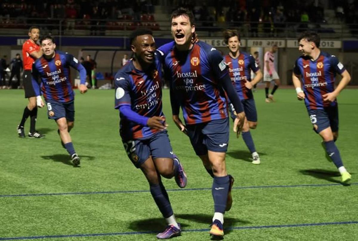 Adri Expósito celebra el gol de l'empat.