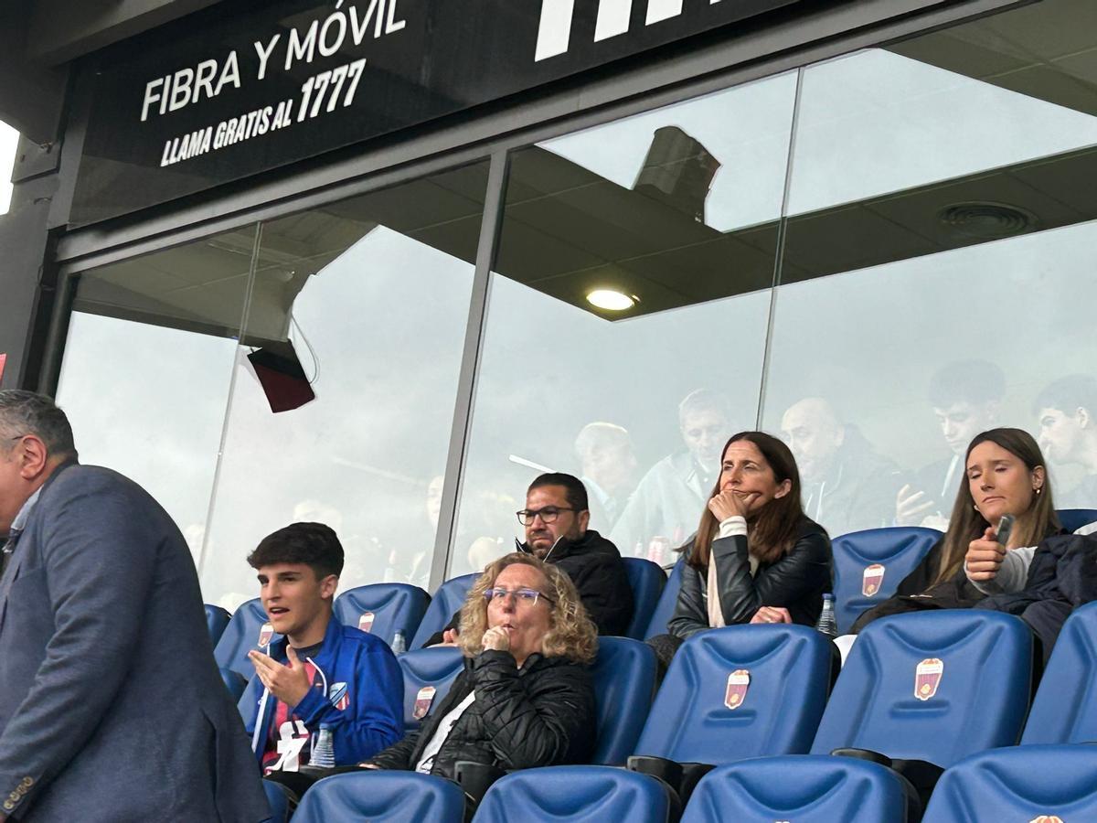 Cordero, en el Nuevo Pepico Amat de Elda siguiendo el partido entre el Eldense y el Sporting.