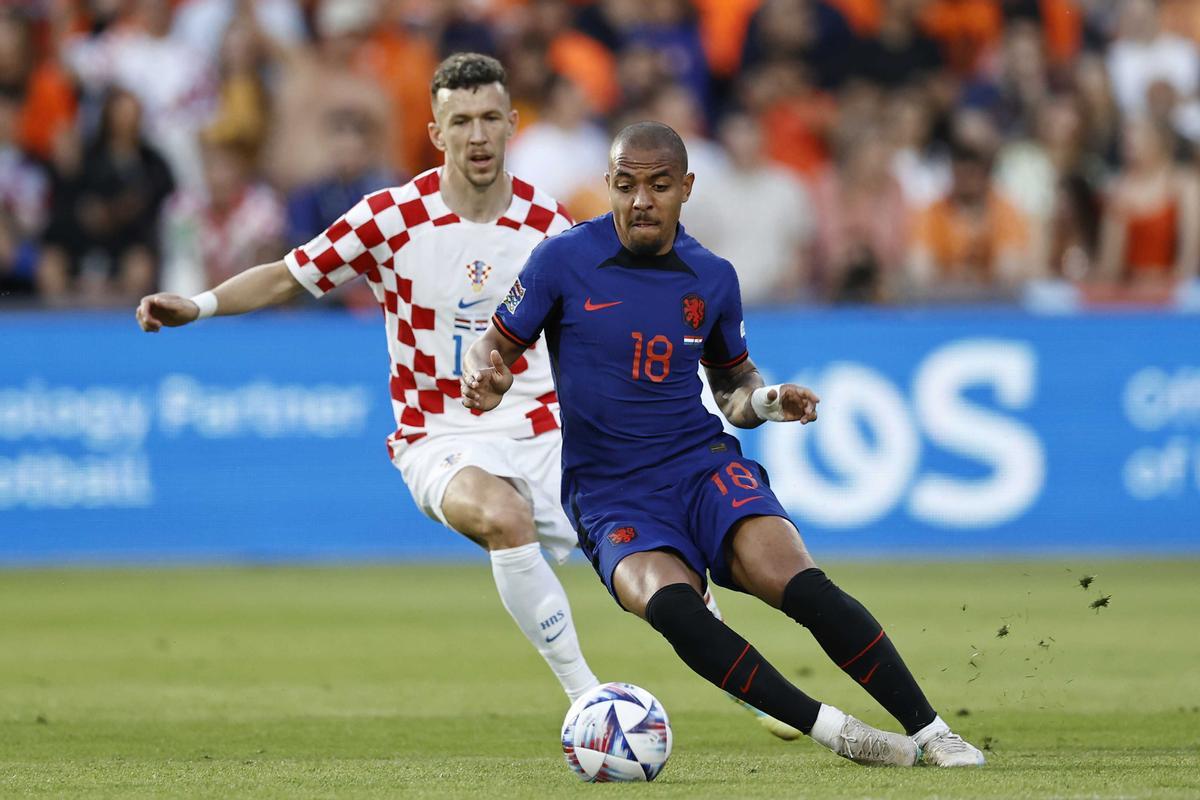 Rotterdam (Netherlands), 14/06/2023.- Ivan Perisic (L) of Croatia and Donyell Malen of the Netherlands in action during the UEFA Nations League semi final soccer match between the Netherlands and Croatia at Feyenoord Stadion de Kuip in Rotterdam, Netherlands, 14 June 2023. (Croacia, Países Bajos; Holanda) EFE/EPA/MAURICE VAN STEEN