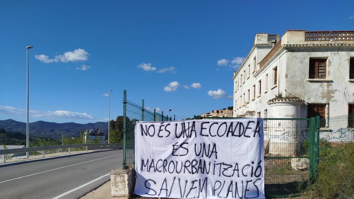 Pancarta colgada en Planes contra el proyecto
