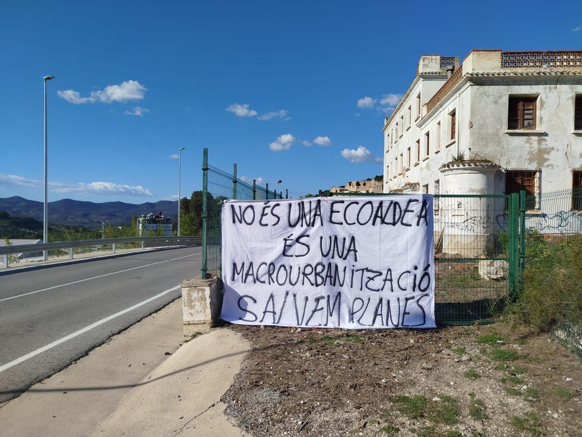 Pancarta colgada en Planes contra el proyecto