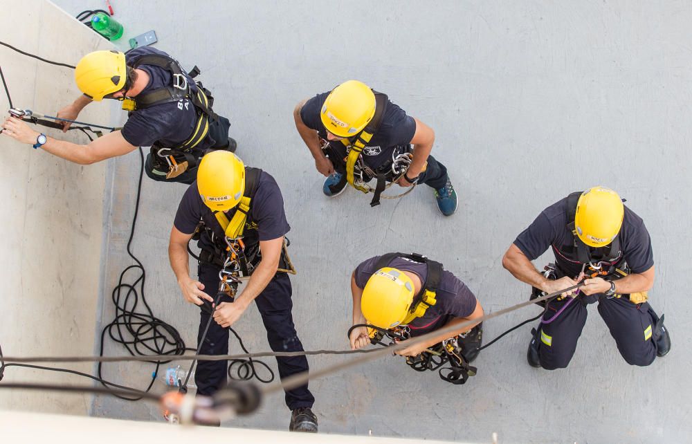 15 bomberos aprenden técnicas de rescate vertical en San Vicente