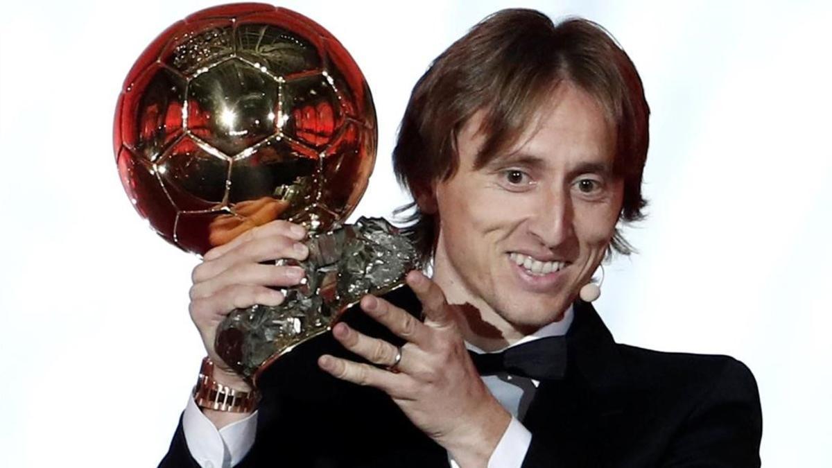 Luka Modric posa con el Balón de Oro 2018 recibido en París.