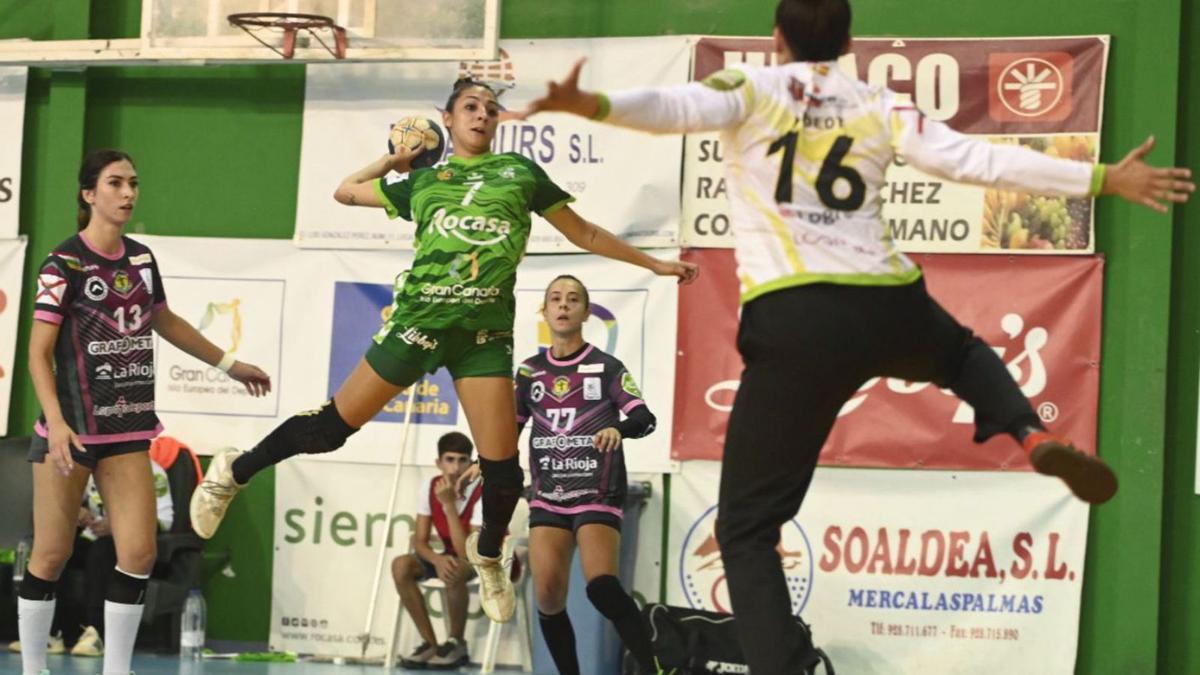 Arinegua Pérez, jugadora del Rocasa, se eleva para disparar ante la portera visitante Ariana Medeot. | | LP/DLP