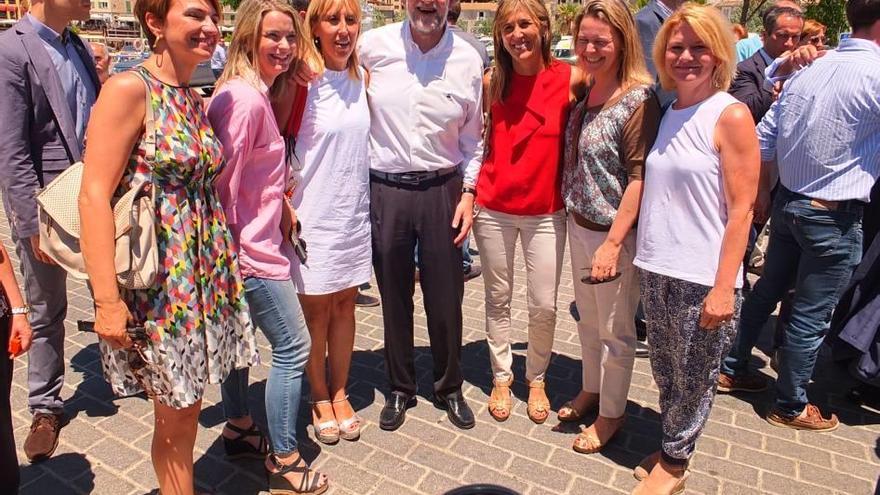 Rajoy con diputadas y cargos del PP en Balears.