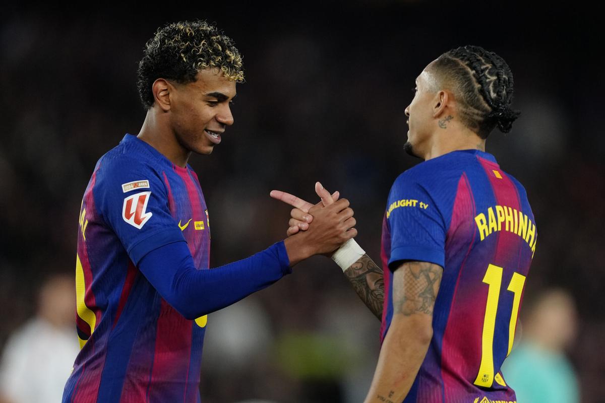 Raphinha celebra su segundo gol ante el Osasuna con su compañero Lamine Yamal