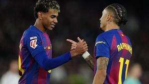 Raphinha celebra su segundo gol ante el Osasuna con su compañero Lamine Yamal