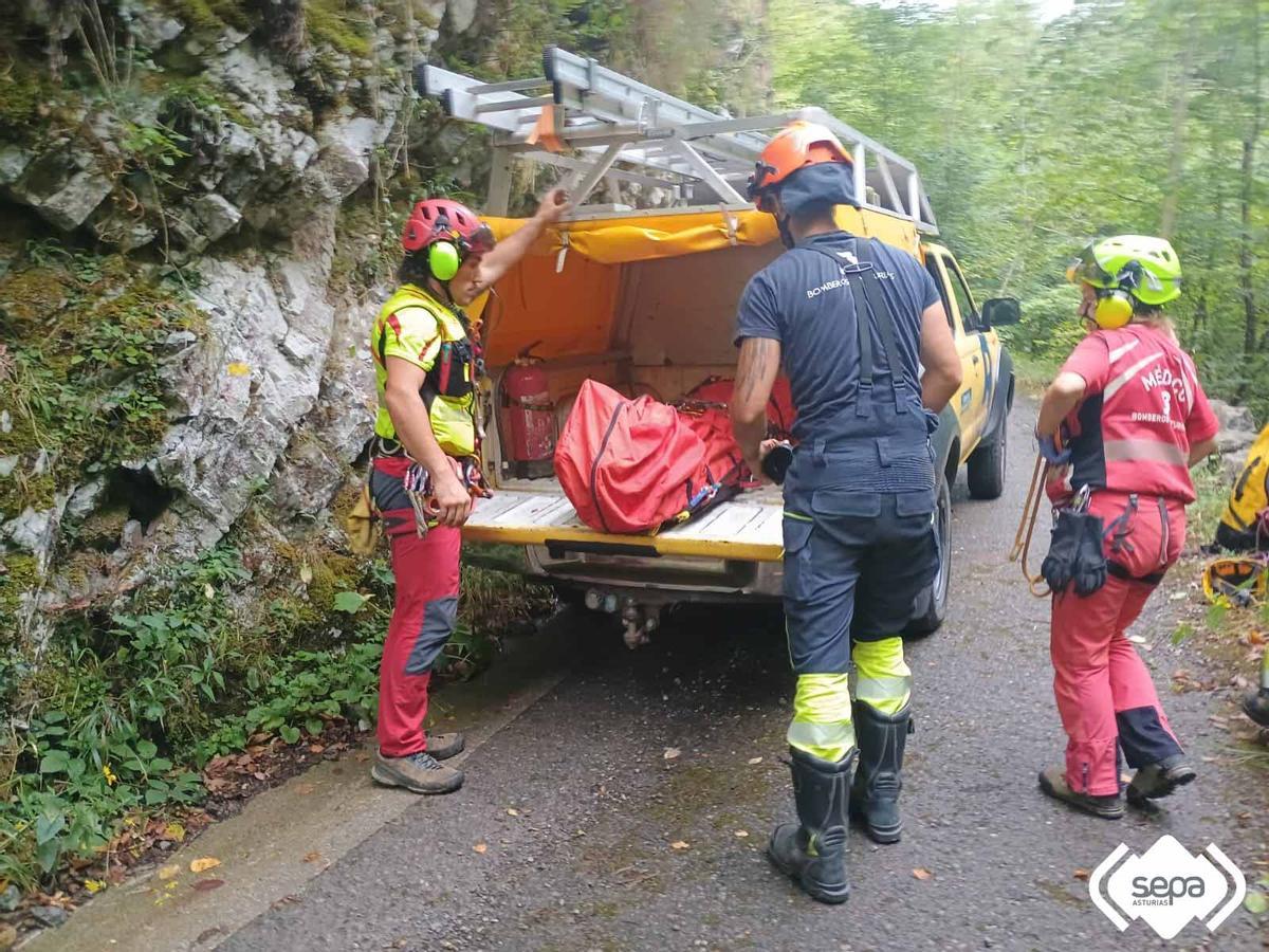 El equipo de rescate, junto al herido.