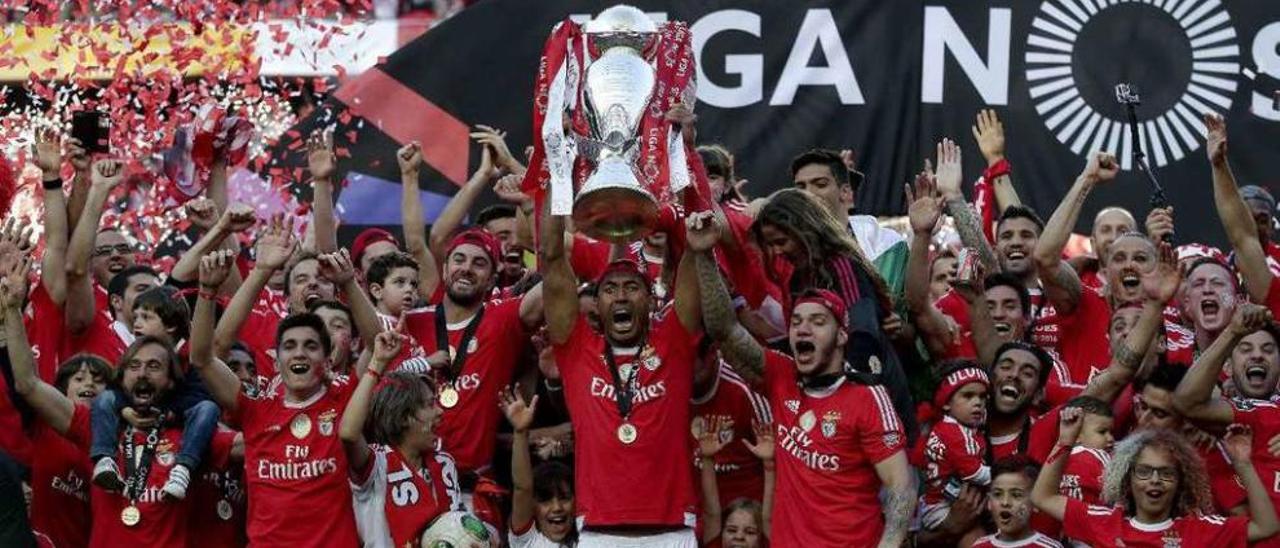 Los jugadores del Benfica festejan el título conseguido ayer. // Efe