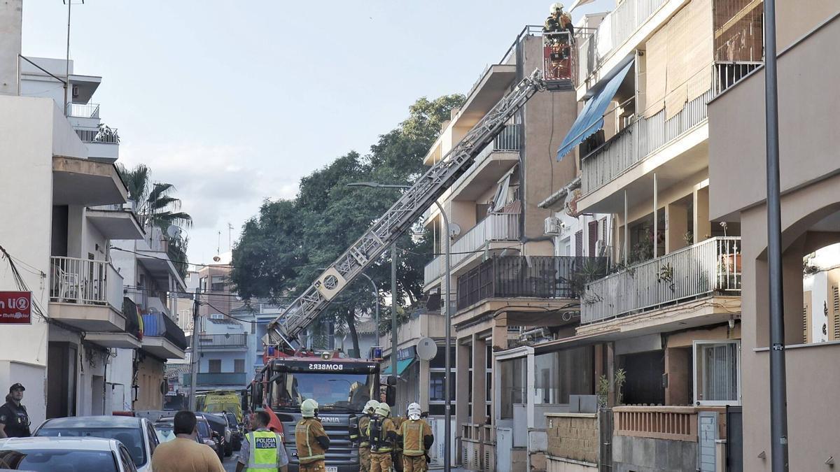 Seis intoxicados leves en el incendio de la calle Trasimé del Arenal