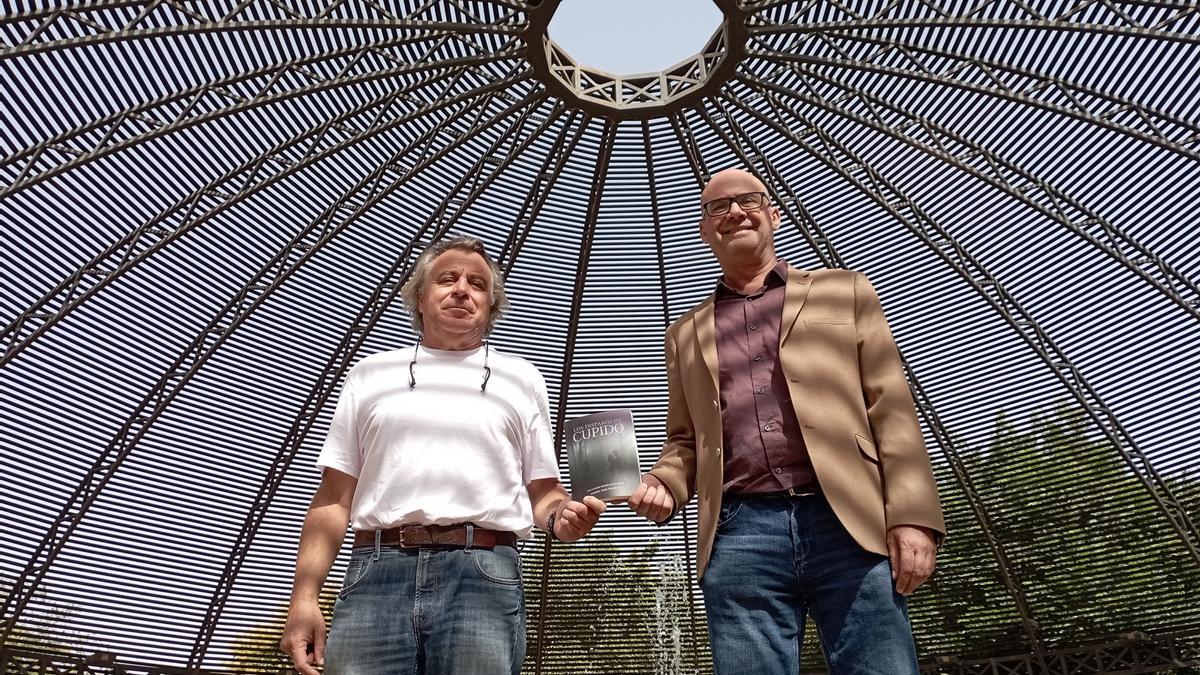 Miguel Alba y Salvador Domínguez, con su novela, hace unos días en el Jardín Botánico de la UMA con su novela.