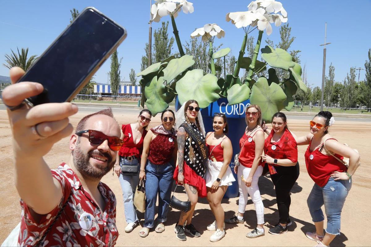 Un grupo de amigos celebra una despedida de soltera en la Feria de Córdoba.