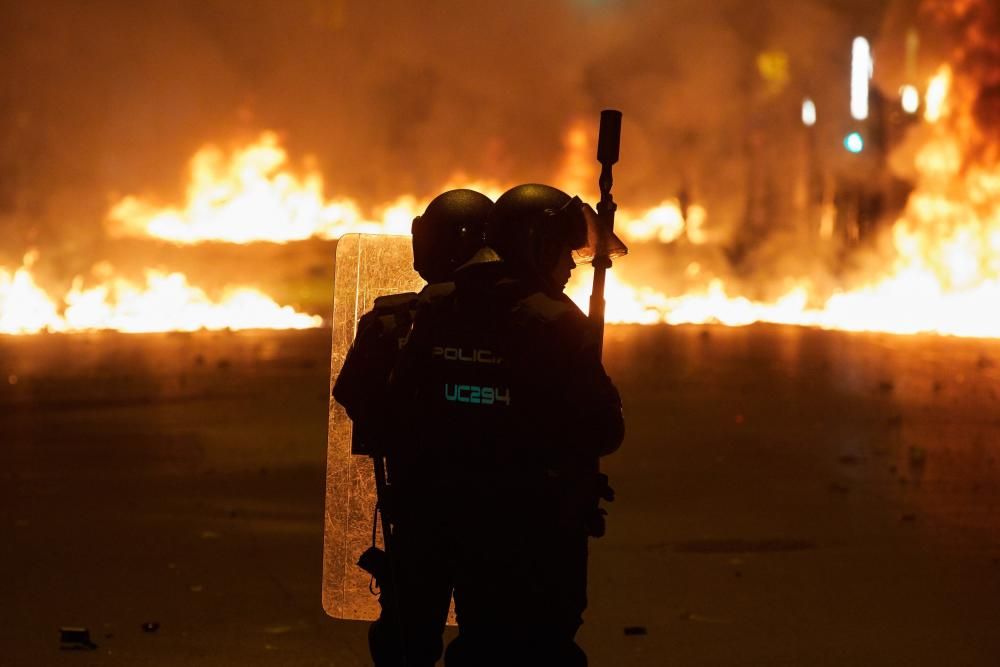 Manifestants violents cremen barricades al centre de Girona
