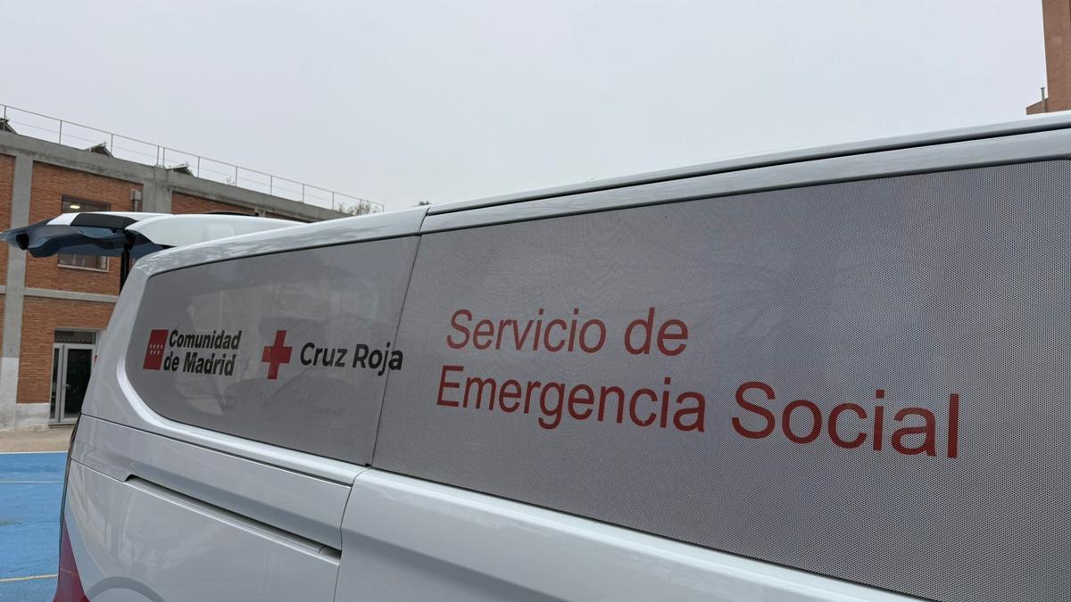 Una furgoneta de Cruz Roja que atiende a personas sin techo.
