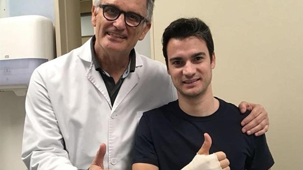 El Dr. Mir, con Dani Pedrosa después de la operación