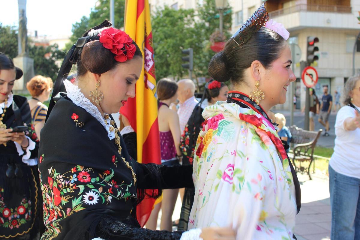 FOTOGALERÍA | El mundo baila en Badajoz: el Festival Folklórico se echa a las calles en un desfile internacional