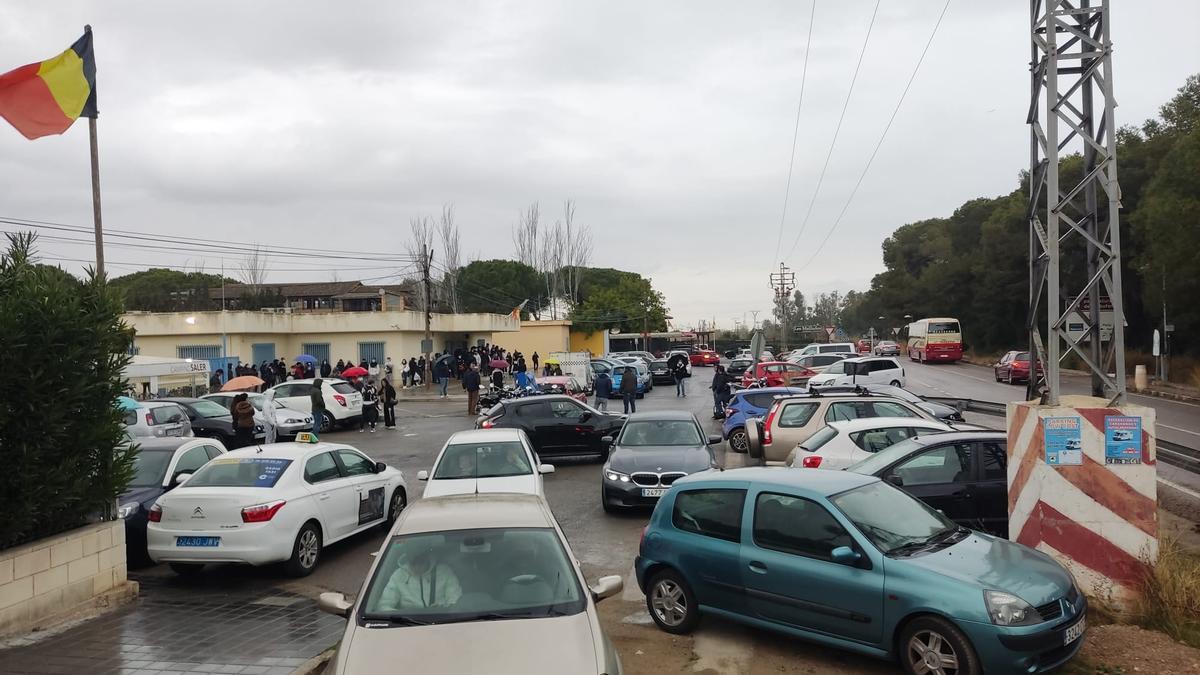 Cientos de personas acuden a diario a las instalaciones de la DGT en El Saler.
