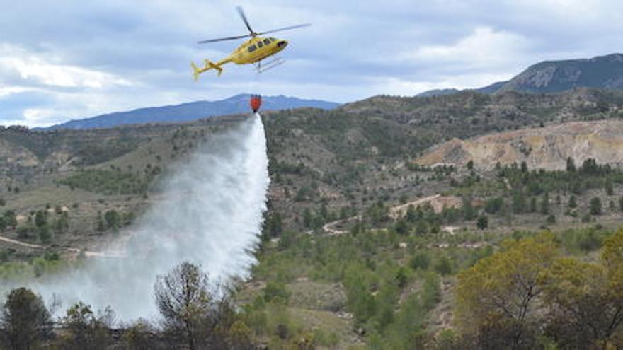 Los efectivos de extinción de incedios tuvieron que utilizar un helicóptero