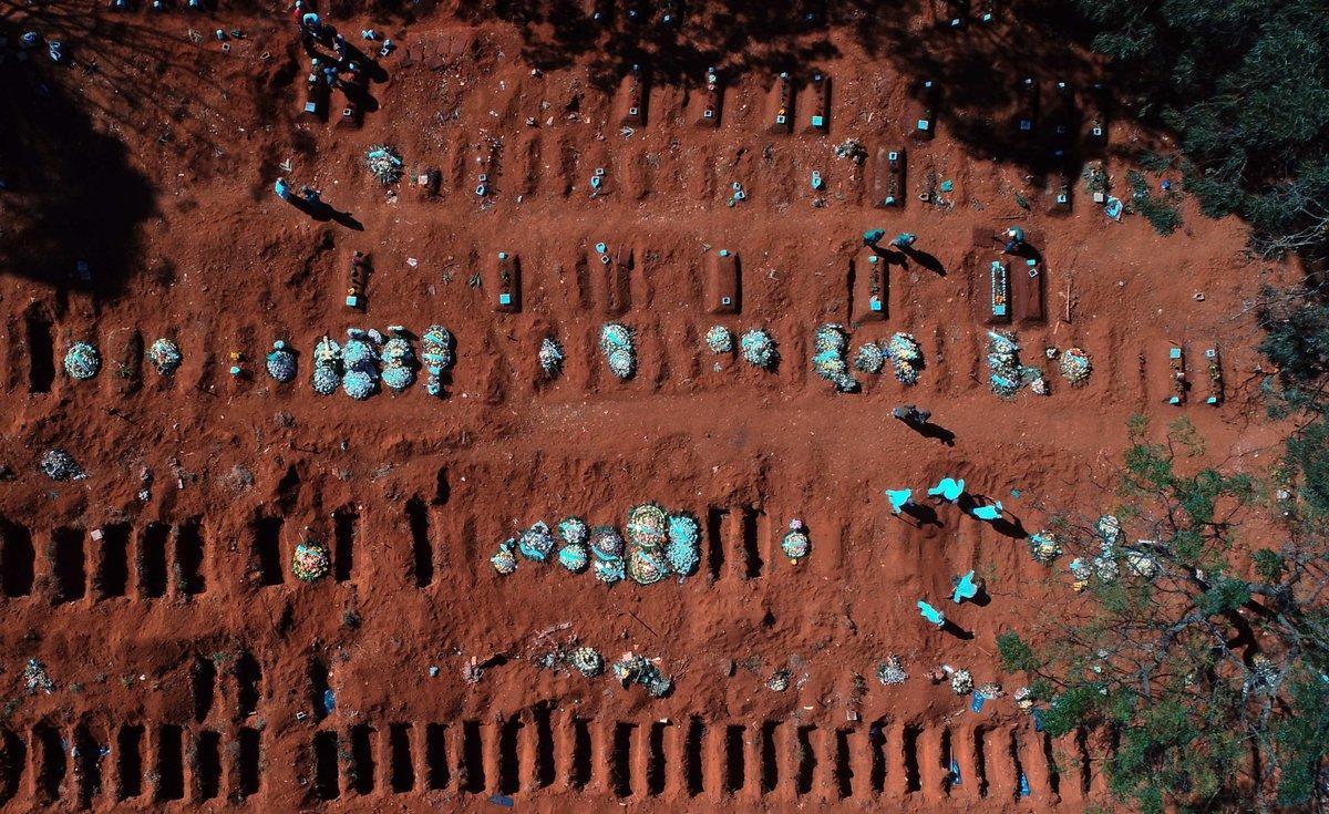 AME2354. SAO PAULO (BRASIL), 26/05/2020.- Vista aérea este martes desde un dron que muestra a trabajadores enterrando víctimas mortales de la pandemia COVID-19, en el cementerio de Vila Formosa, el más grande de América Latina, en Sao Paulo (Brasil). Brasil confirmó 807 nuevas muertes por coronavirus el lunes, con lo que el total de fallecidos llegó a 23.473, mientras que los casos ascendieron a 374.898, según informó el Ministerio de Salud. EFE/ PAULO WHITAKER