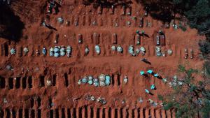 Vista desde un dron de tumbas de víctimas de covid-19, este martes en el cementerio de Vila Formosa (Sao Paulo).