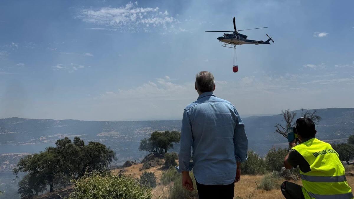 El fuego quema 22 hectáreas en el monte protegido de Valcorchero, en Plasencia (foto: el alcalde en la zona).