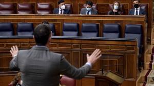 Pablo Casado atiende a Pedro Sánchez en el Congreso, en marzo pasado.