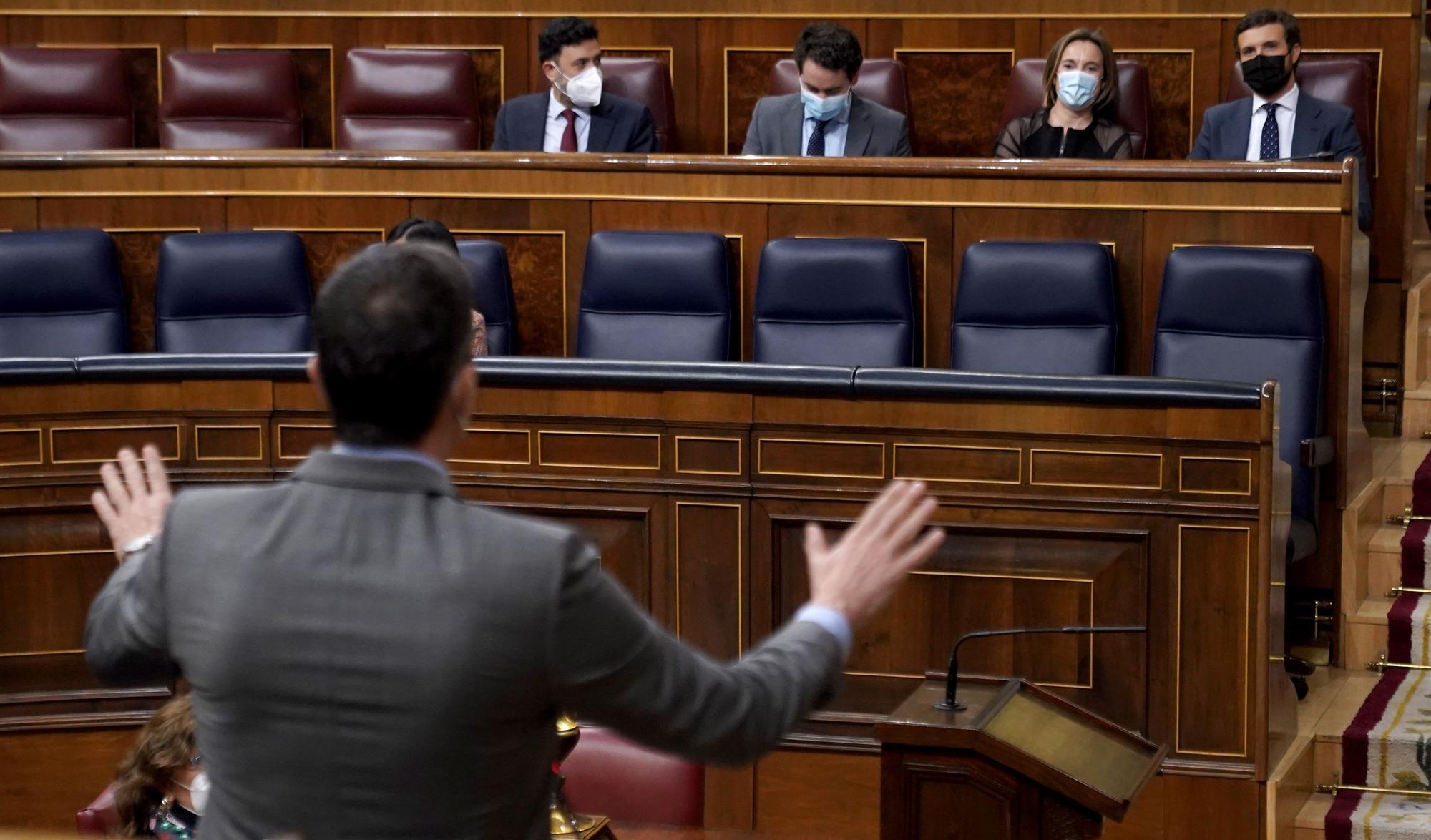 Pablo Casado atiende a Pedro Sánchez en el Congreso, en marzo pasado