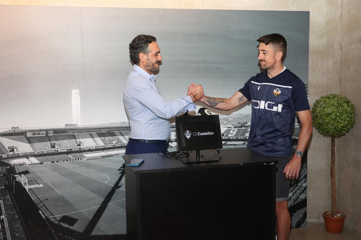 Pablo Hernández y Vicente Montesinos se saludan en el palco VIP de Castalia.