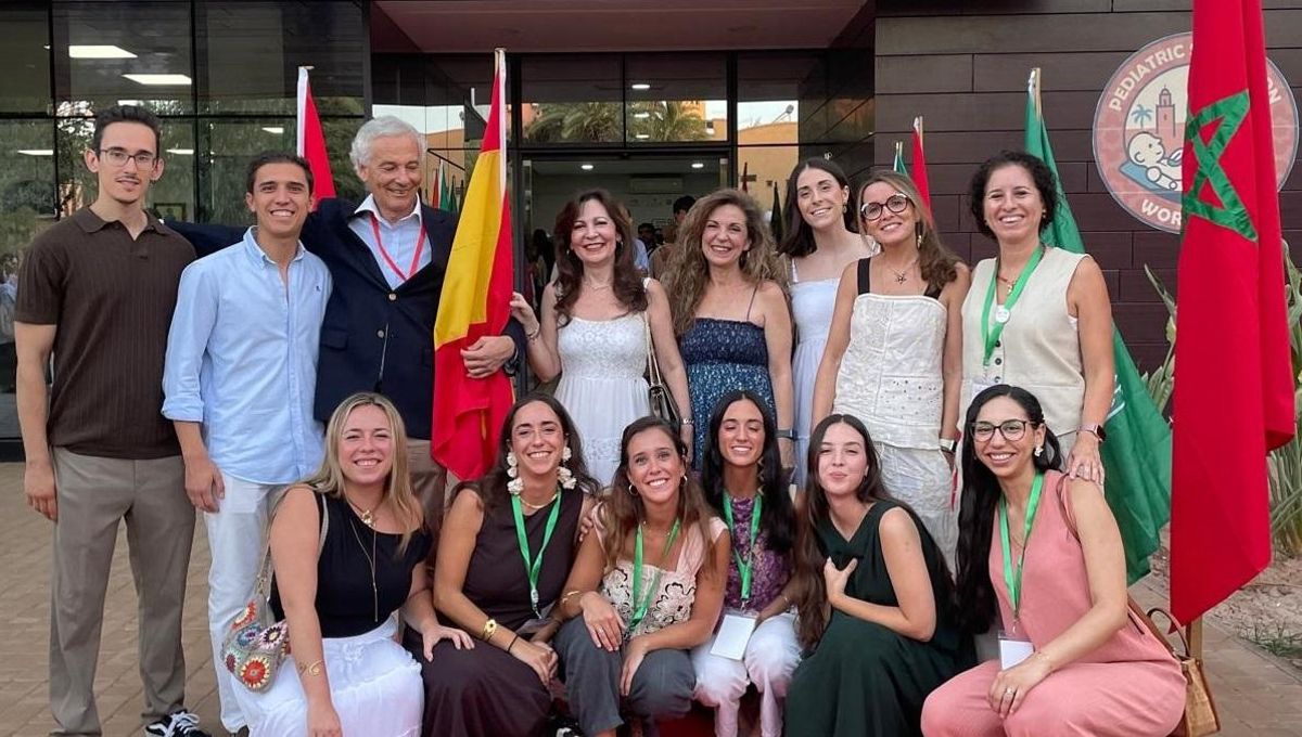 Residentes del hospital Reina Sofía y del hospital del Valme, con sus preparadores y el director de Iavante, Armando Romanos.