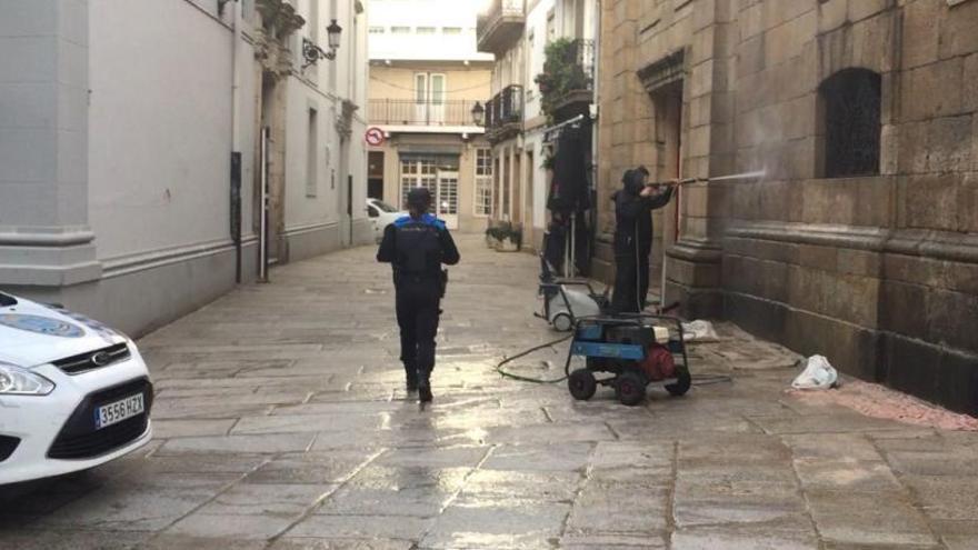 Detenido un hombre de 32 años por desobediencia cuando bebía cervezas en una plaza de A Coruña