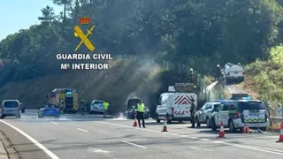 Arde un coche en la AP-9 en Puxeiros y las llamas saltan al monte