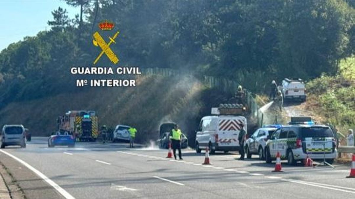 Servicios de emergencias en la extinción de un coche en llamas en la AP-9 en Puxeiros que saltó al monte.