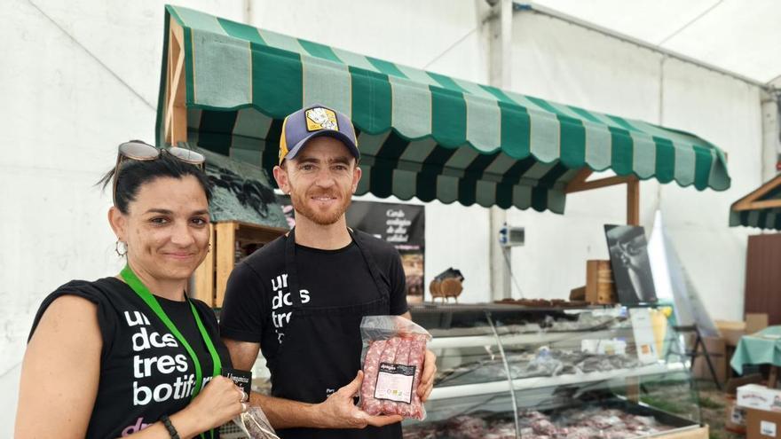 Carne fresca de cerdo ecológica en la feria de Llanera, que cuenta por primera vez con un puesto de este tipo: "Este evento es muy chulo, en plena zona rural"