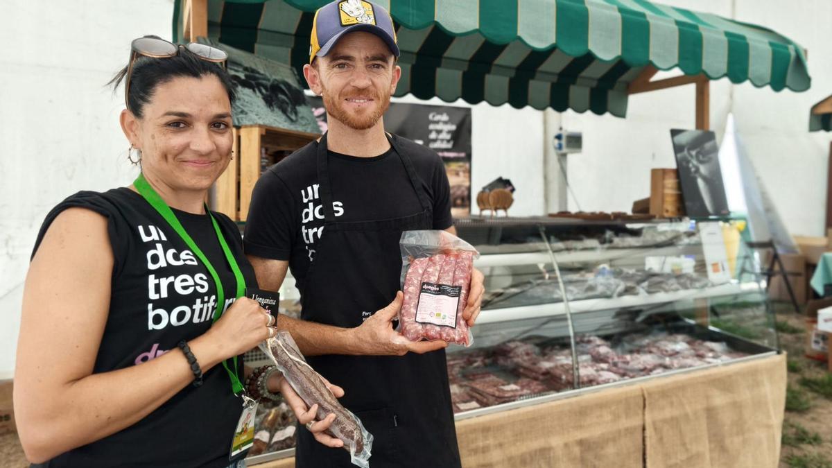 Marta Borrás y Martín Ezpeleta en su puesto de carne fresca de cerdo en la Feria Ecológica de Llanera.