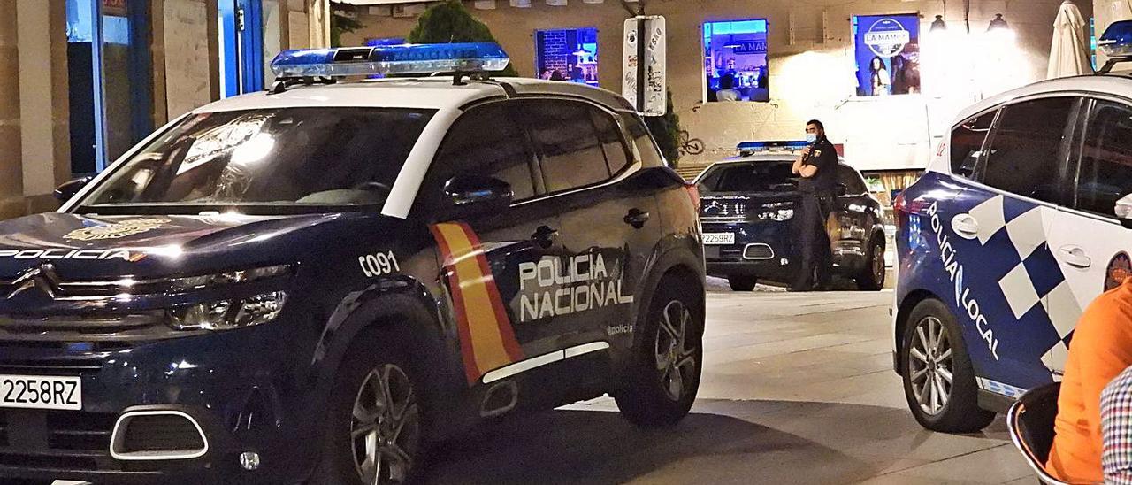 Un dispositivo de la Policía Nacional y la Local en la plaza de los Suaves, en Ourense. |   // F.C.