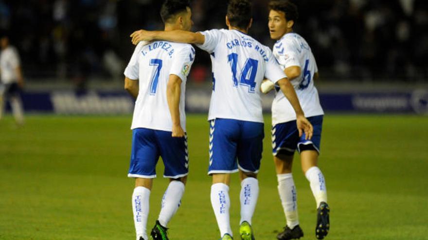 Carlos Ruiz, tras marcar el gol, junto a Isma López y Luis Milla.