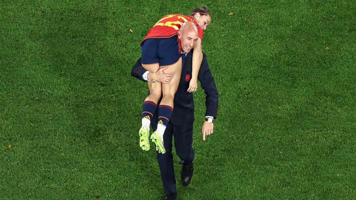 Luis Rubiales, presidente de la Federación española de fútbol, coge en brazos a la campeona del mundo de fútbol Athenea del Castillo, jugadora de la selección española, tras acabar el partido que hizo a España ganadora del Mundial.