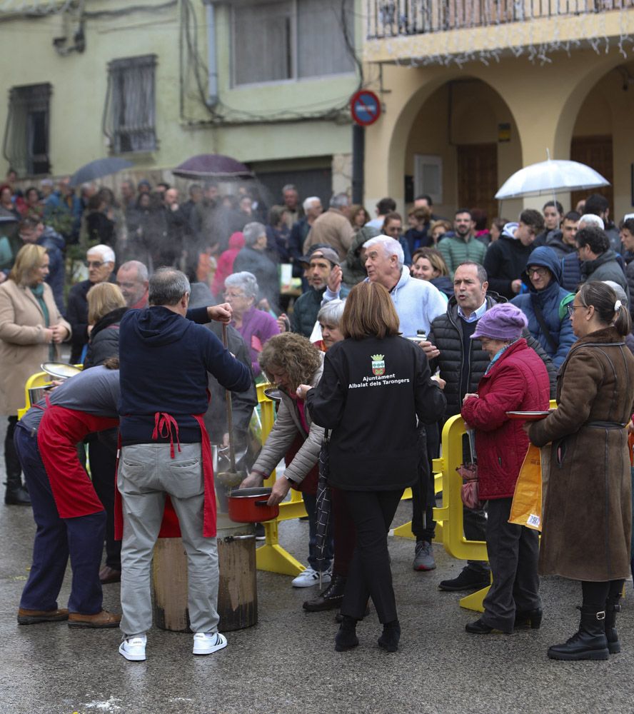 Reparto de calderas en Albalat dels Tarongers en día de su patrona.