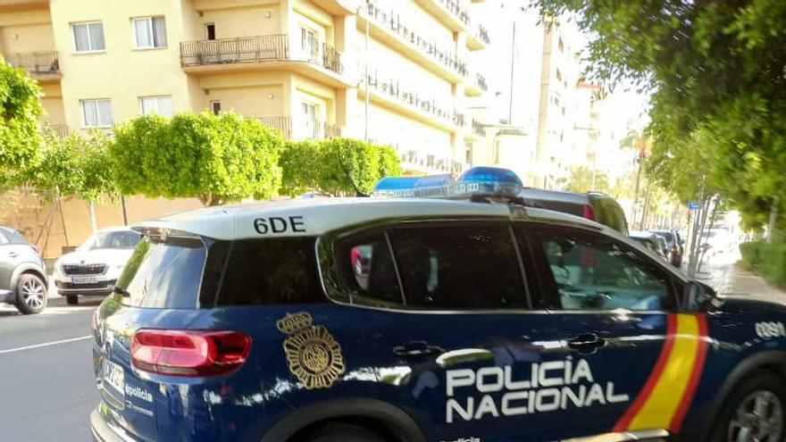 Un coche de la Policía Nacional en el lugar de los hechos.